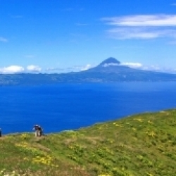 Montanha do Pico (ao fundo), no arquipélago dos Açores, o ponto mais alto do país.