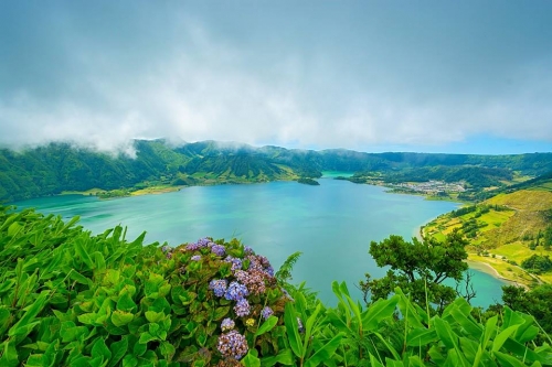 Lagoas vulcânicas das Sete Cidades, na ilha São Miguel.